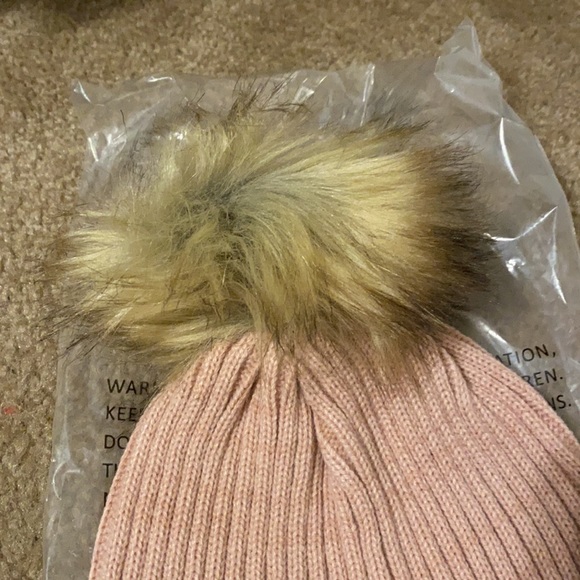 🌟3 for $15 || NWOT || Lively || Faux Fur Pom Beanie - Picture 5 of 5